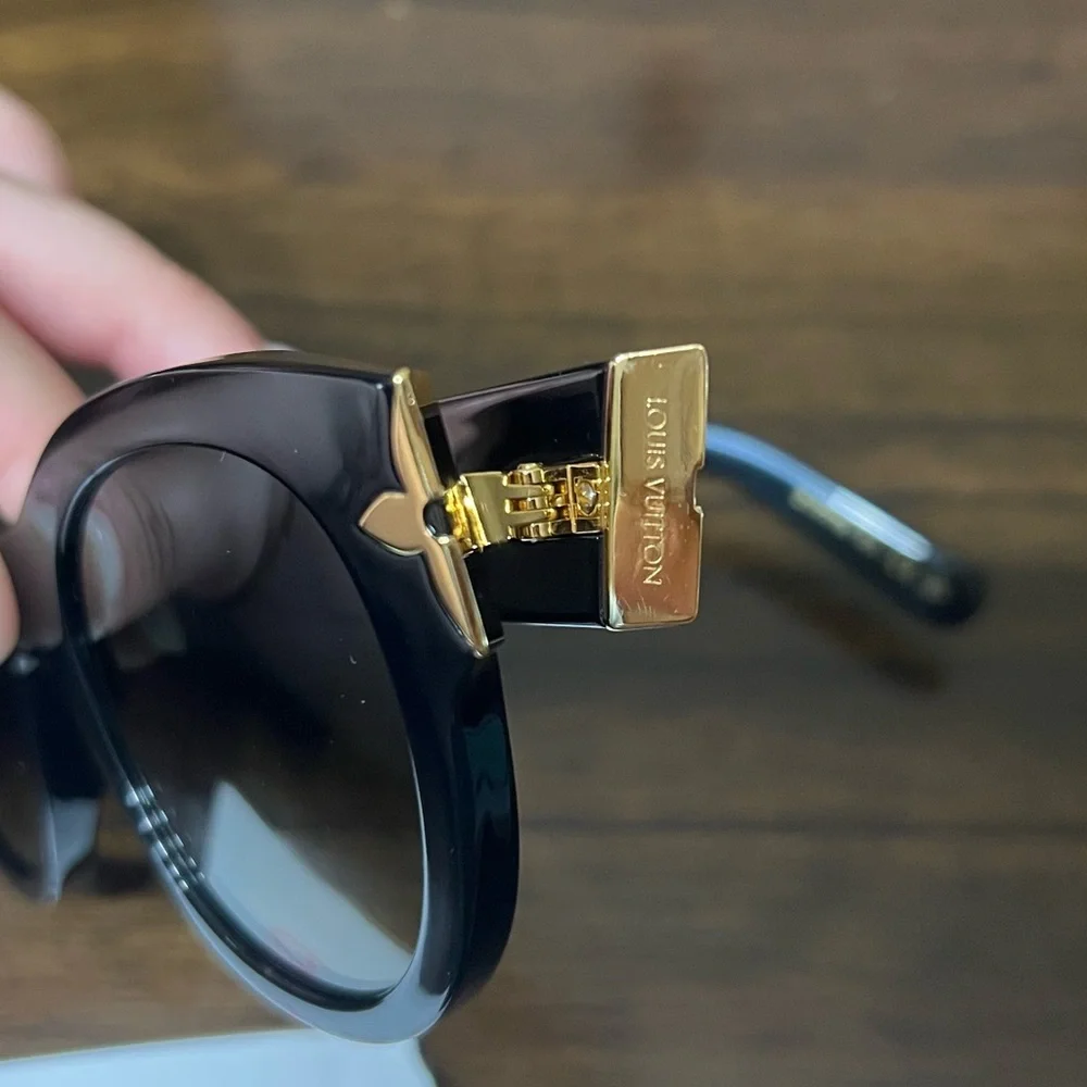 Louis Vuitton Flower Edge Round Sunlglasses - Picture 4 of 14